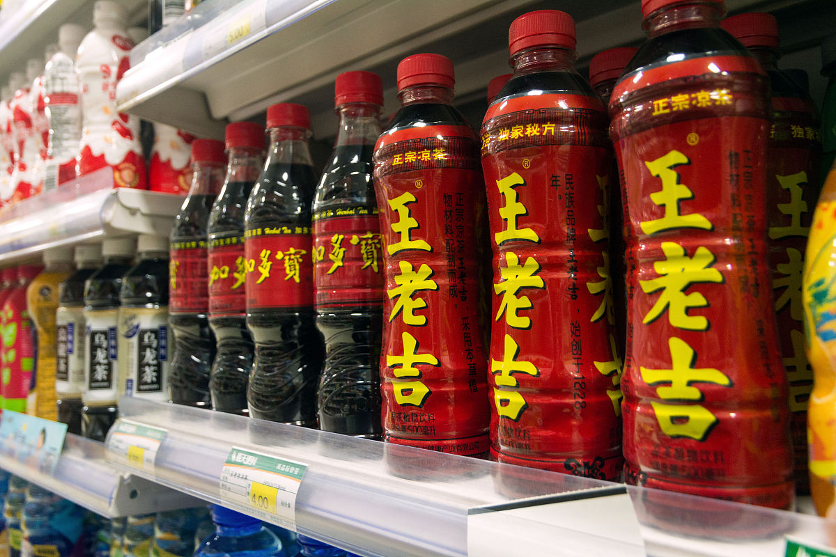 加多宝和王老吉有什么差异给我列个表 差异 加多宝 王老吉 ---- ---- ---- 品牌 加多宝 王老吉 成分 以龙眼、桂圆、菊花、甘草等为主要原料含有咖啡因 以人参、甘草、竹叶、天花粉等为主要原料不含咖啡因 颜色 橙黄色 黄色 口感 带有甜味微带苦味 带有甜味微带苦味 营销 宣传口号为加多