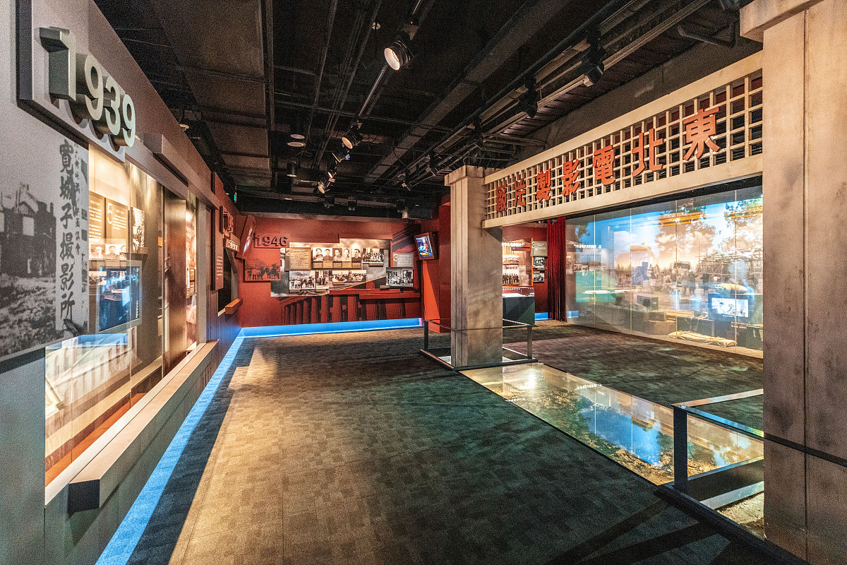 请对文章AWhen faced with the decision to choose between a museum or a gym I would opt for the museum While some may argue that gyms provide an opportunity to exercise and stay fit museums offer an invalua