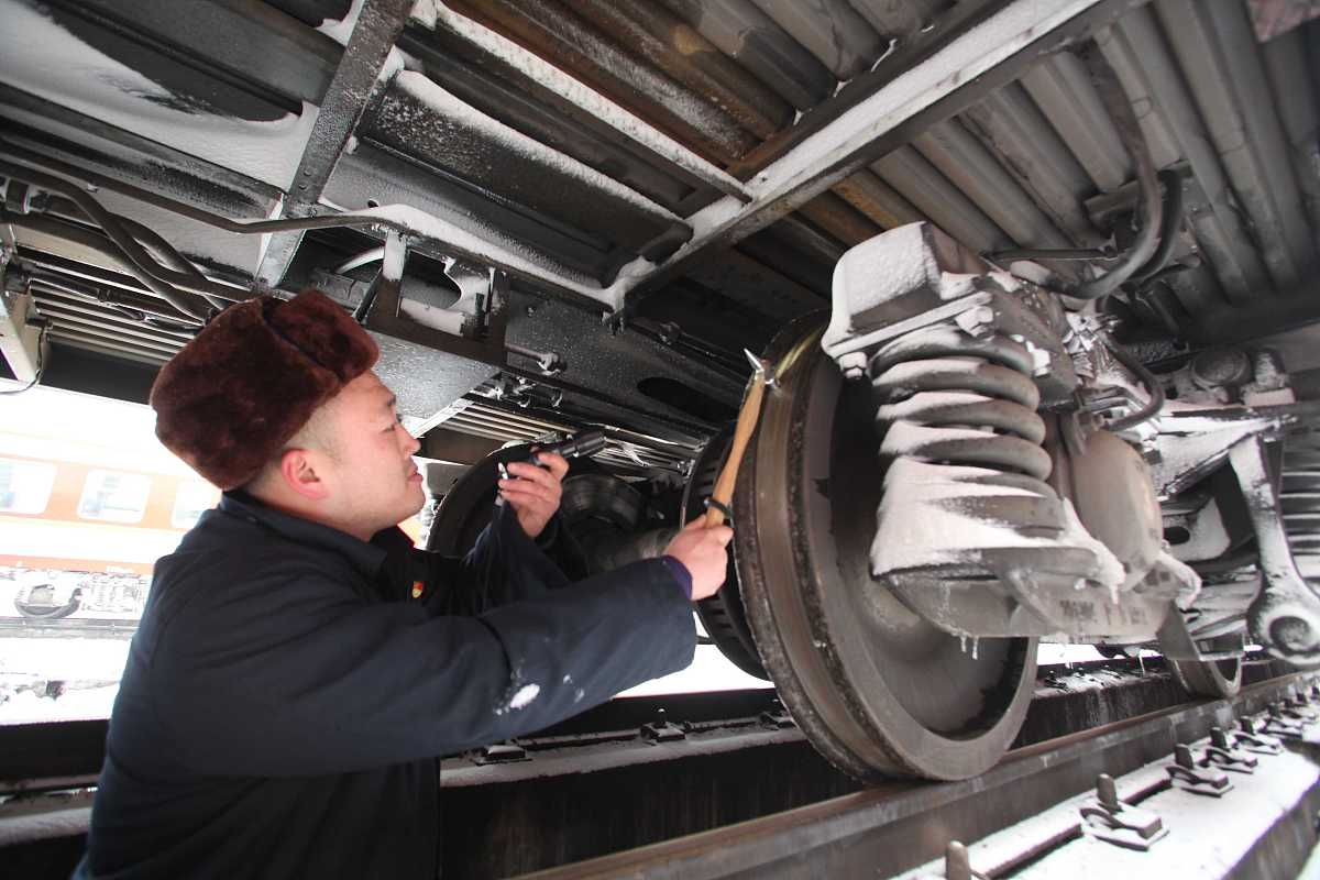 雪粒沉积与预防：转向架区域吹气方案评估