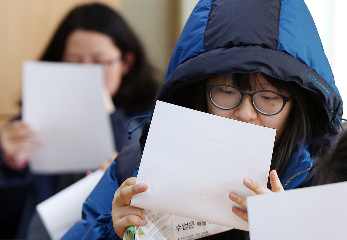 当地时间2014年12月3日上午,韩国首尔,2015年度高考成绩揭晓,学生们查