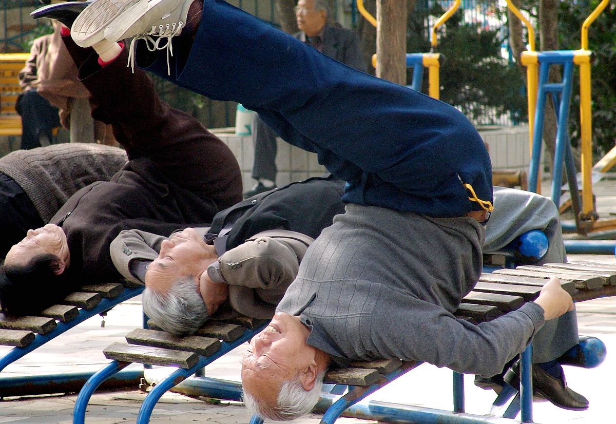 少年承受诡异血气折磨，白发老者施救