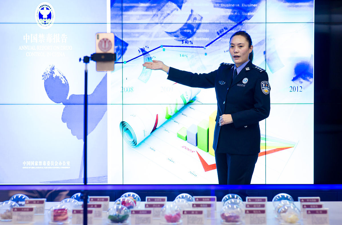 请完成一篇8000字左右的辅导员工作总结
