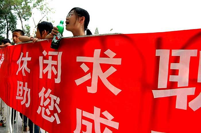 翻译以下古文：力求实业用长其利乃议立工厂于鄂中为天下倡顾语新劫乎众囿见远黜于群嚣议梗而公莫胜遂引疾归以宣统三年八月二十三日卒于里第享年若干岁