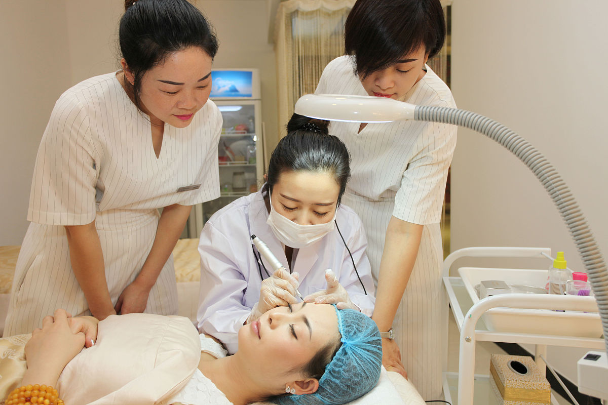 请写一篇以庆祝余红霞取得200万业绩发扬传带帮师徒文化为主题的文章