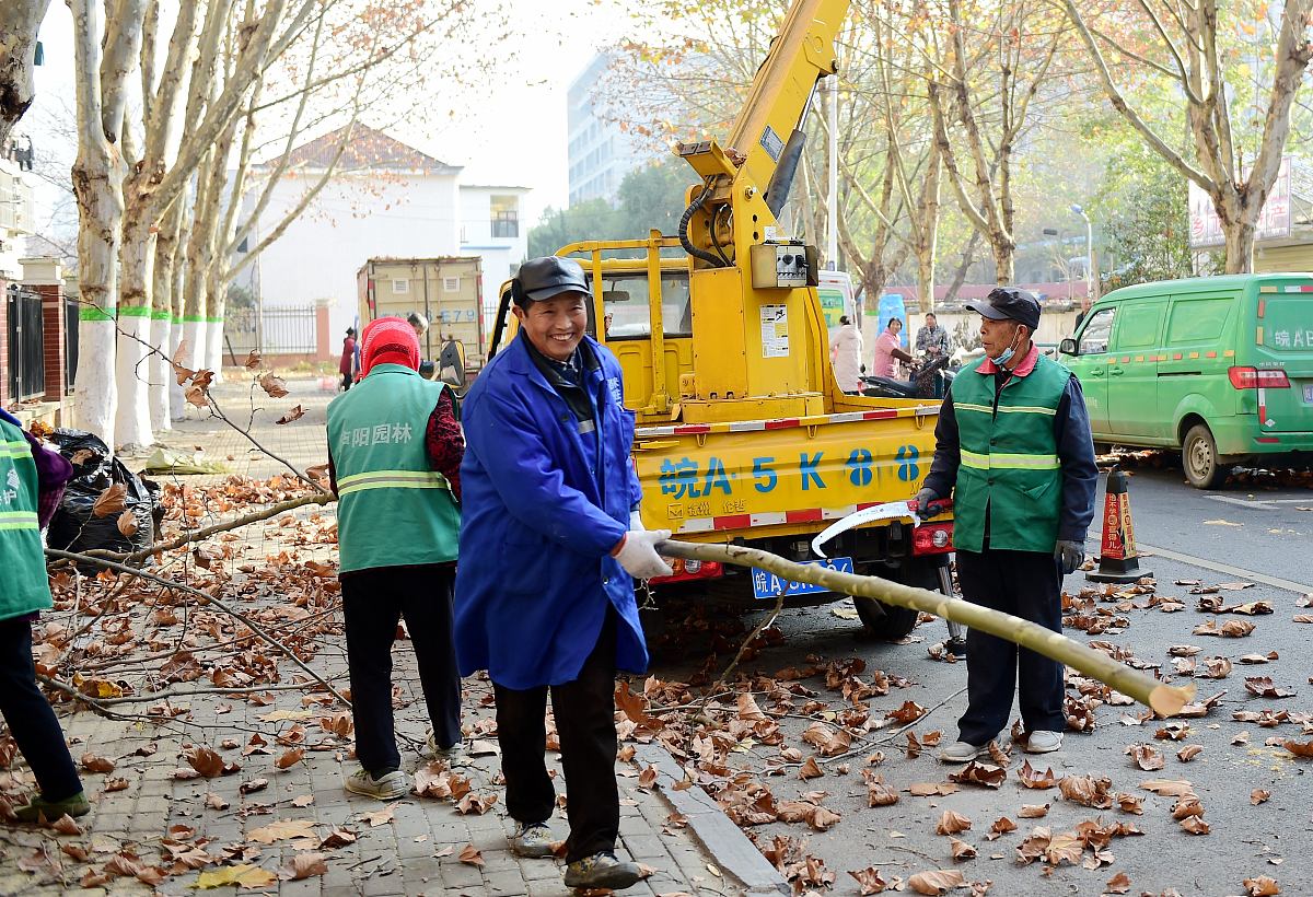 南城项目工作简报：加强路面卫生保洁、工人安全意识及巡回保洁