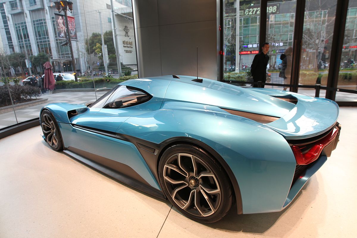 蔚来ep9是一款备受关注的电动跑车。它的售价高达1039万引起了很多人的质疑。这辆车价格高的原因是什么？本文将从多个角度分析蔚来ep9的价值。NIO ep9采用未来感十足的外观设计采用碳纤维车身重量仅为14吨。车身线条流畅整体造型极具动感令人过目难忘。此外NIO ep9还搭载了多项创新技术例如可自动调节高度的悬架系统、可调节的前唇和后扰流板等这些创新设计不仅提升了整车的性能还给它增加很大的好处。高