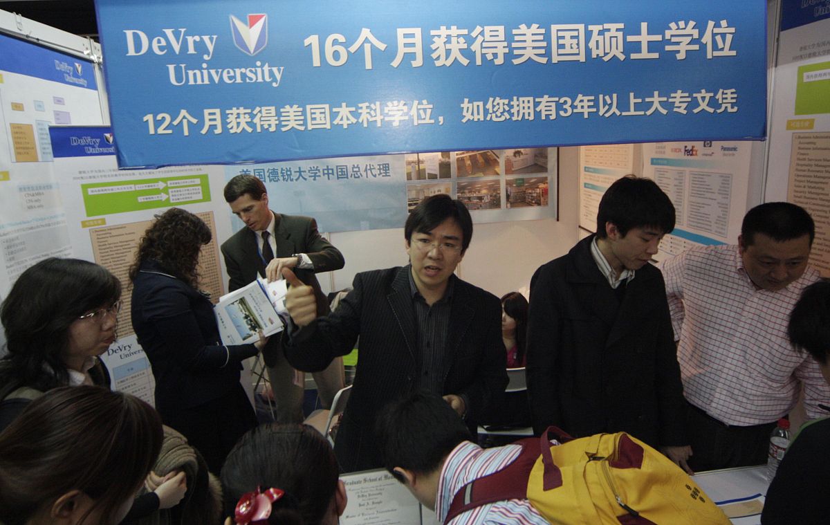 具有境外留学经历人才的引进与培养成效：学院引进美国双聘院士1名境外博士10名境外进修人员2名。请对上述内容进行扩写