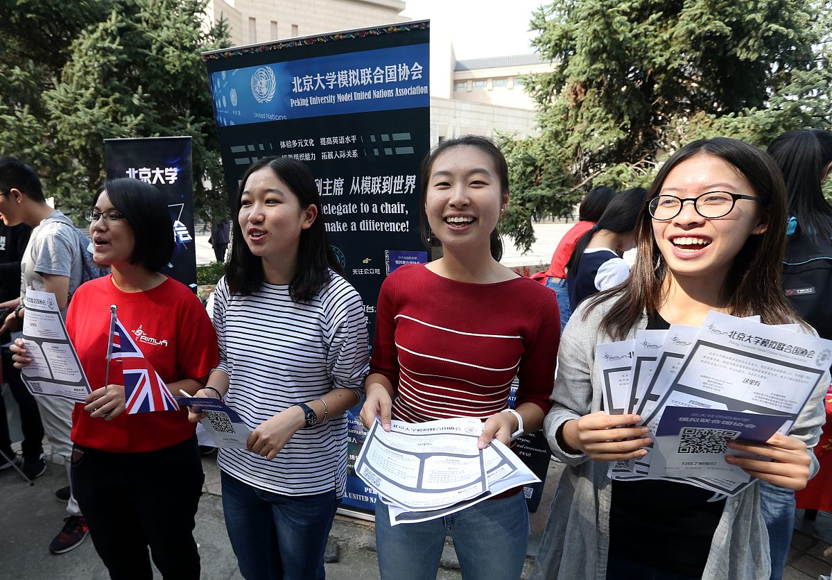 大学生通讯社招新海报文案创新一点 有办公室 新媒体 编辑部 摄影部
