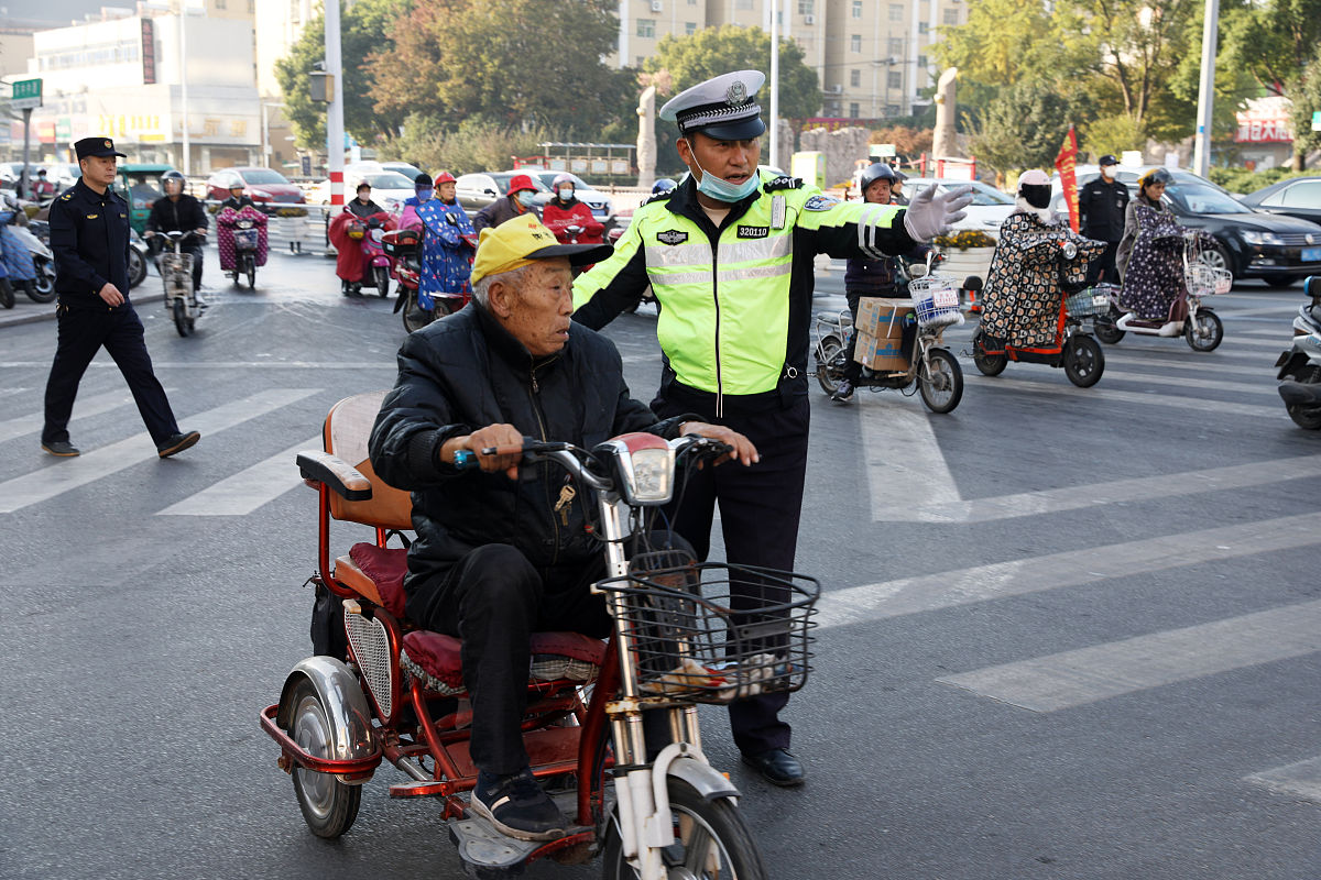 斑马线上的爱心：小学生助老奶奶过马路