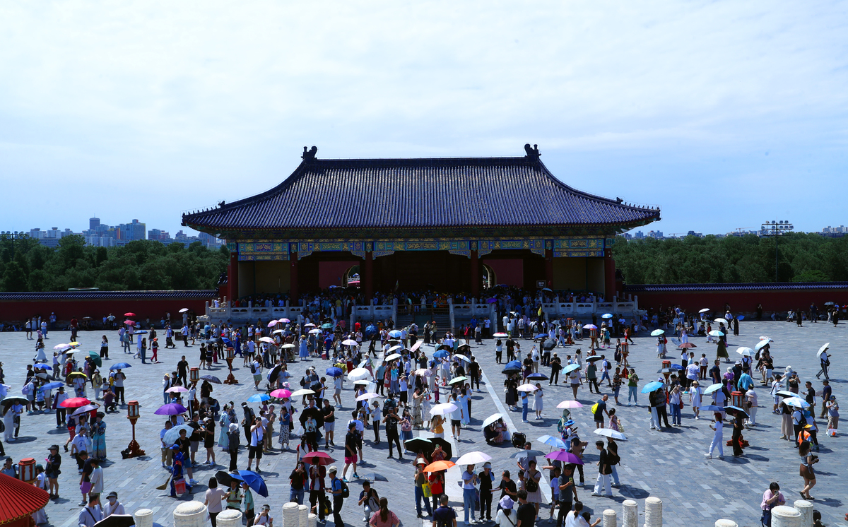 Explore the Summer Palace: A Guide's Conversation with a Tourist