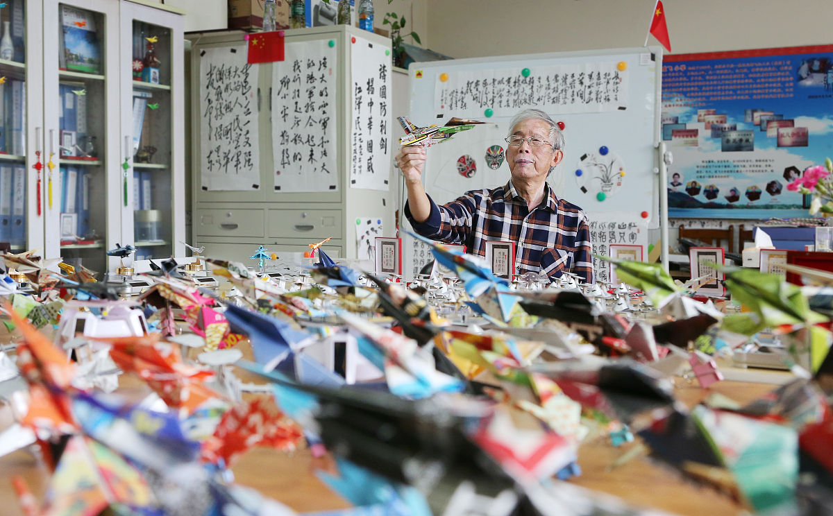 2019年9月15日,成都,许树全是成飞小学的退休教师,他从小喜欢折纸,退