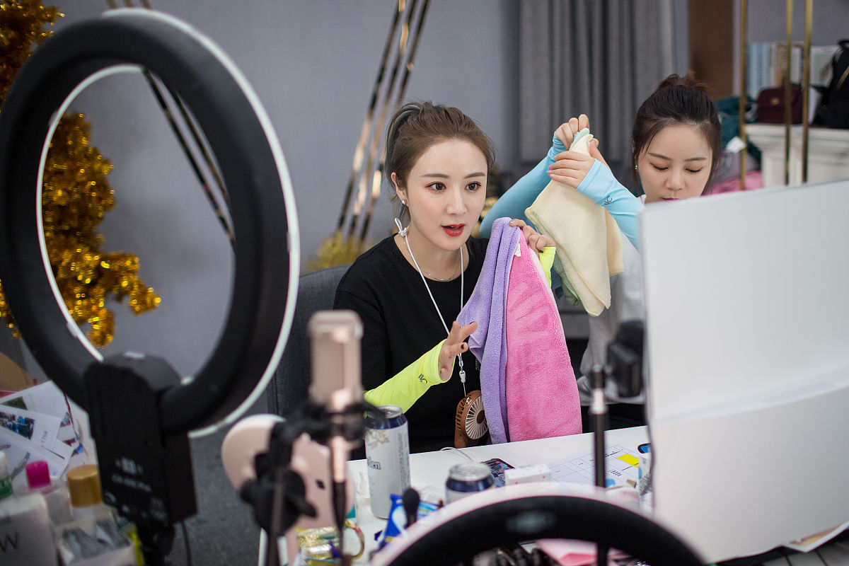 薇娅直播账号被封：一夜之间跌落神坛，直播平台监管迎来新挑战