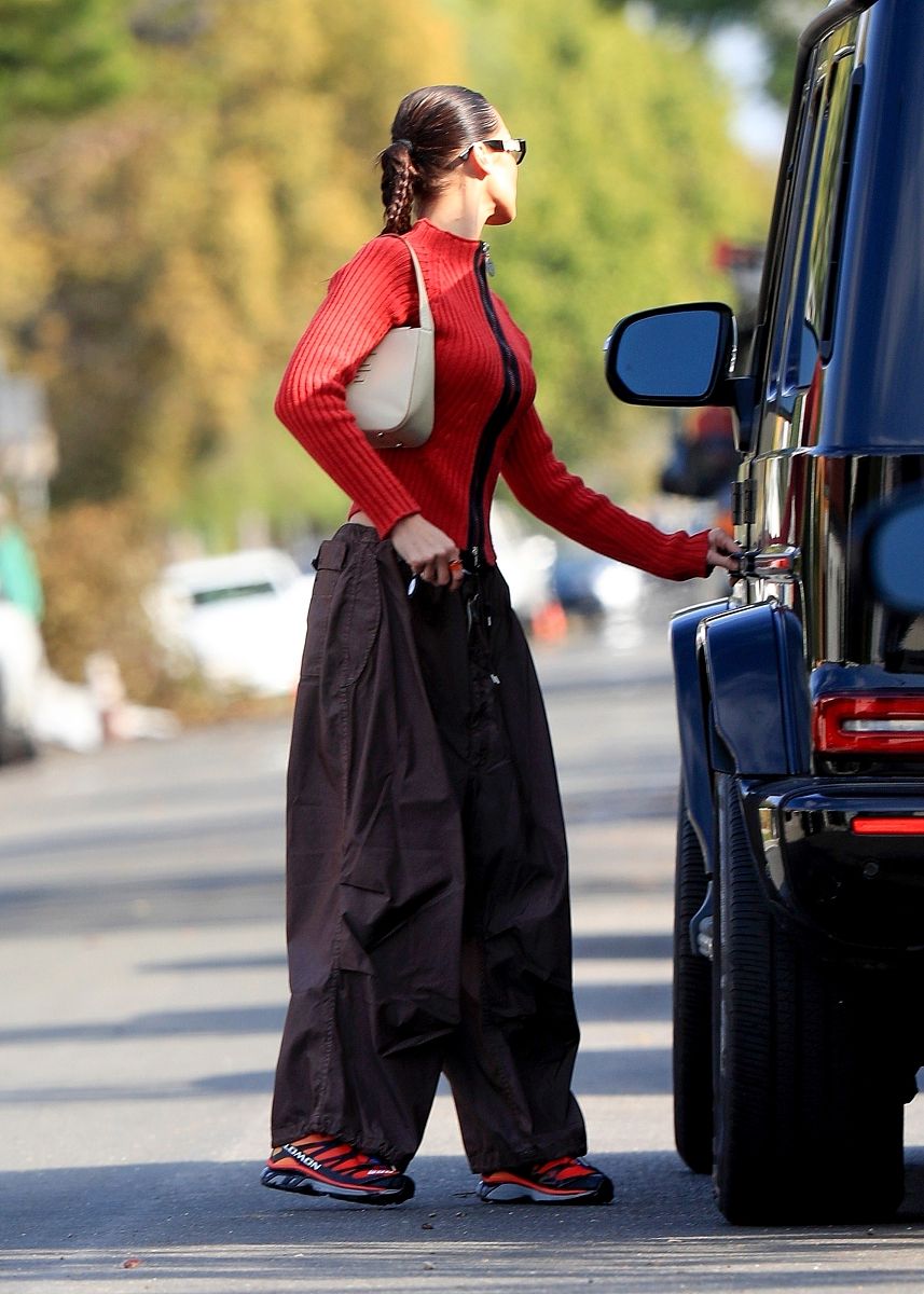 当地时间2022年1月18日,超模贝拉·哈迪德(bella hadid)时尚出街,她近