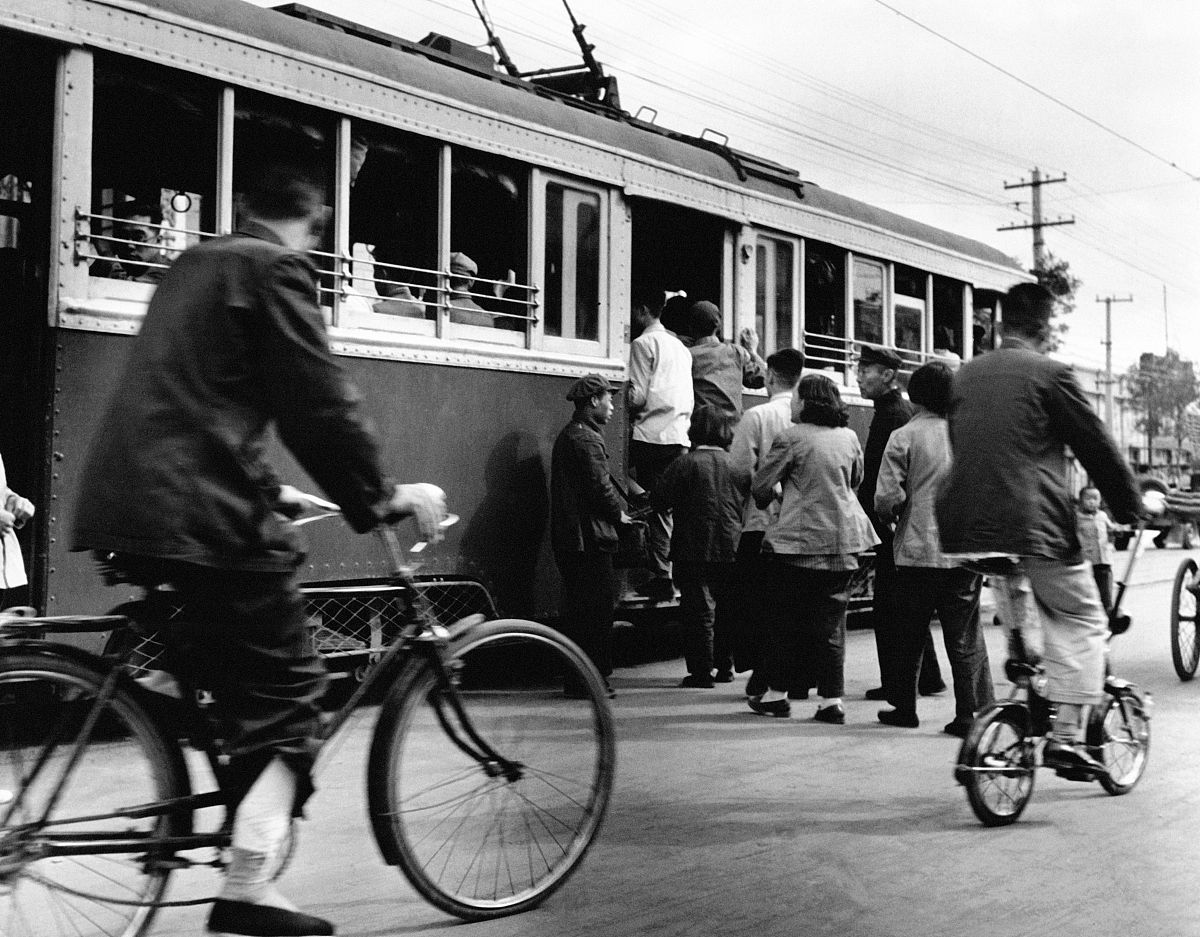 1950年代,中国,街头的有轨电车.trolley dans la rue en chine. (phot