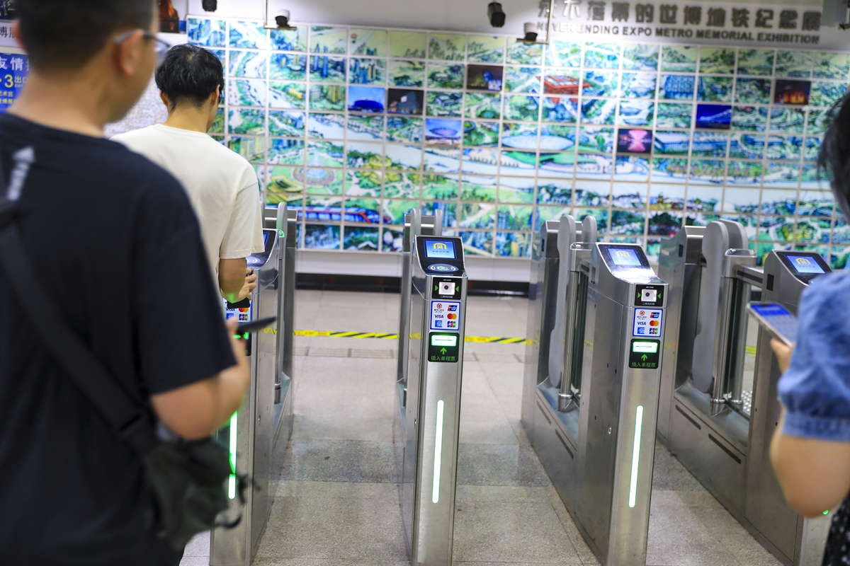 重写校园出入管控支持教职工、学生通过人脸识别自动控制闸机门禁进出校园后台对接校园管理系统自动识别出人脸对应人员的信息判定为正常时准许出入。