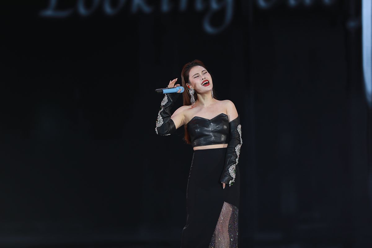 综上所述目前国内关于袁娅维的音频、视频资料以及各期刊的采访报道居多对于她演唱技法进行研究的文献资料极少。因此本课题对袁娅维的演唱技法进行分析希望能为广大流行音乐爱好者及流行演唱专业的学生提供一些启发贡献笔者的一份绵薄之力。 换一种说法