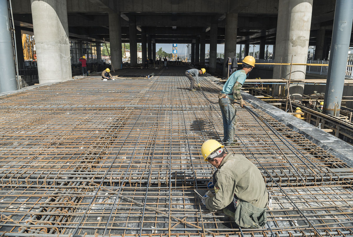 2019年5月22日,河北张家口火车南站施工正酣,工人们正在紧张有序的加