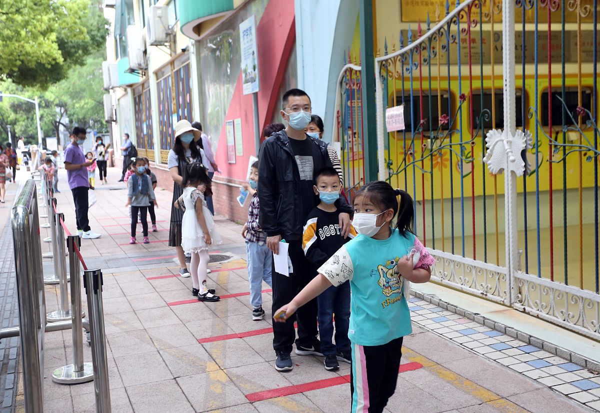 南京男子因儿子幼儿园争抢玩具受伤上门讨说法，打伤老人小孩被刑拘