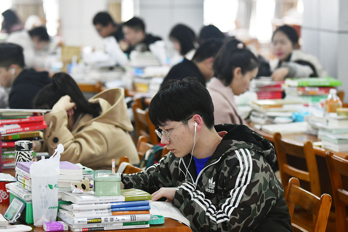 2019年3月6日,武汉,冷清了一个寒假的高校自习室又热闹起来,准备考研,
