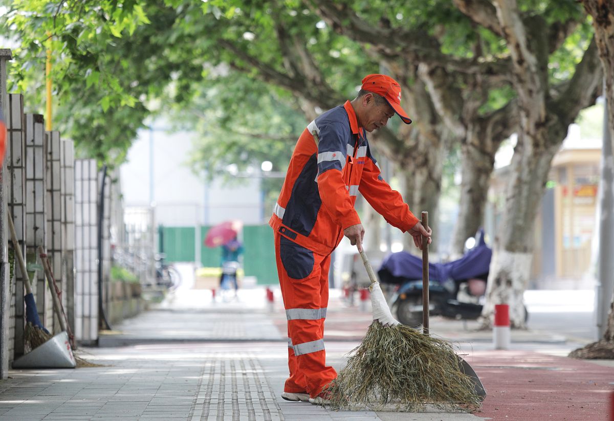 我是一名一年级小学生观看城市保洁学习创造工具减轻保洁员的工作写一篇观后感