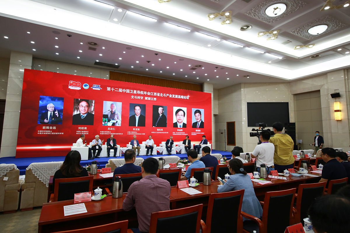 要求紧贴爱国统一战线这一主题以留学归来的科研工作者为视角写一首七言古体诗有题目要押韵要有高度要有底蕴长度不超过30行内容积极向上内涵丰富深刻寓意深远悠长