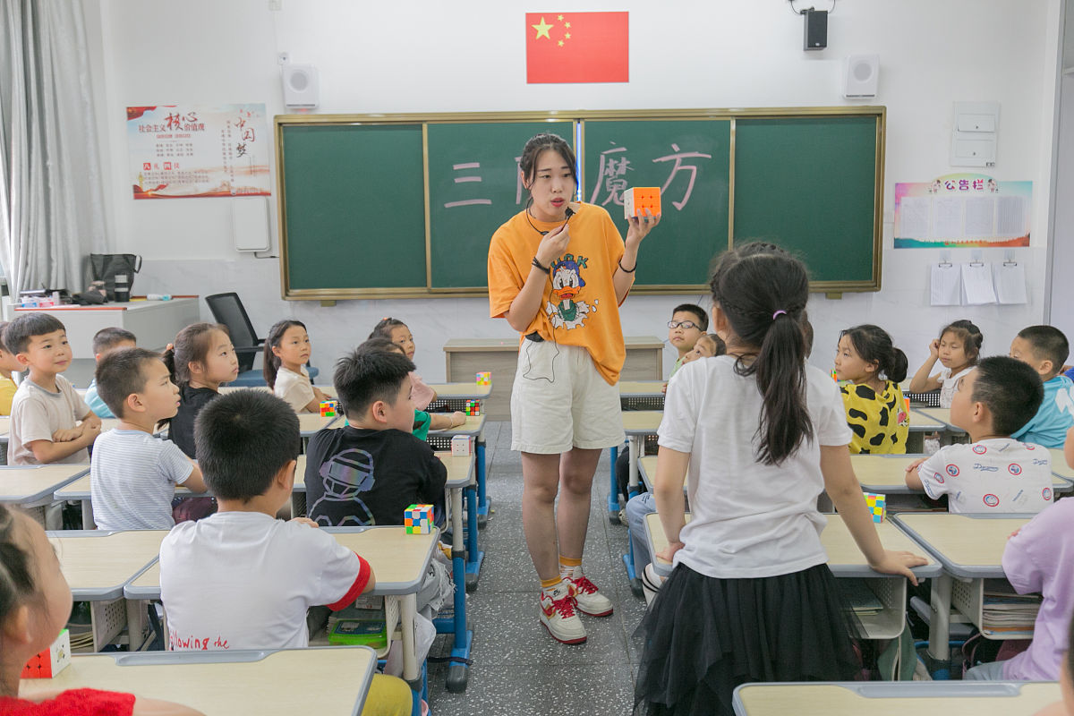 帮我写星期天的周班会总结 我叫张思琪是班长 需要总结课堂社团活动