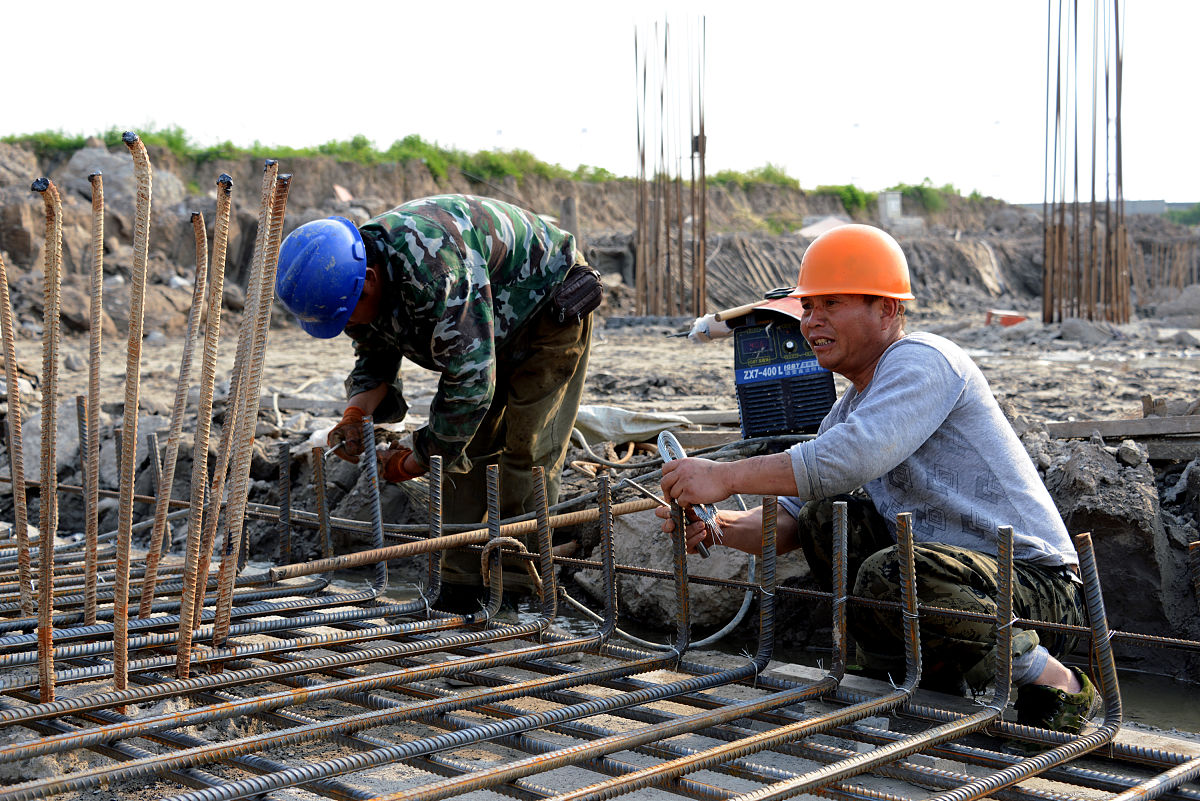 2014年5月2日下午,浙江舟山群岛新区金塘保税物流园区内的一号桥施工