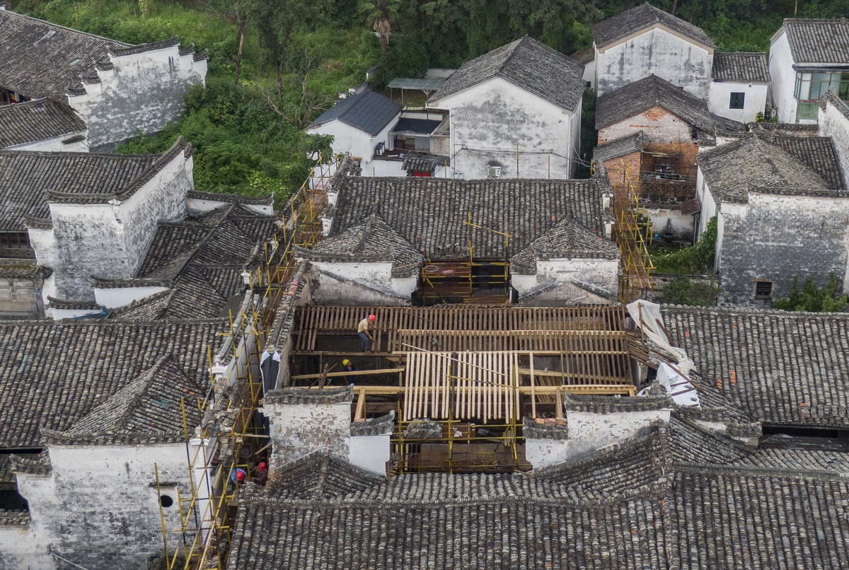 保护与开发古村落的两难之道议论文不少于700字