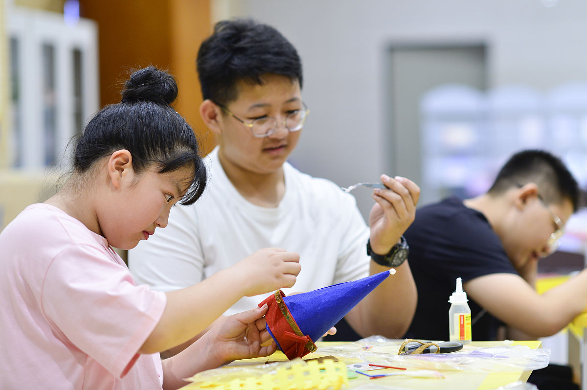2020年7月25日,内蒙古赤峰,小朋友在巴林左旗辽上京博物馆体验契丹毡