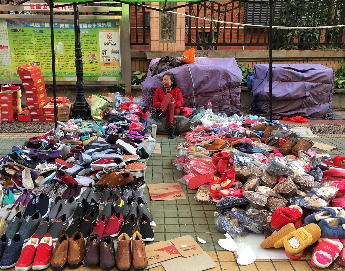 摆地摊技巧：选址、货品、布置、运营全攻略