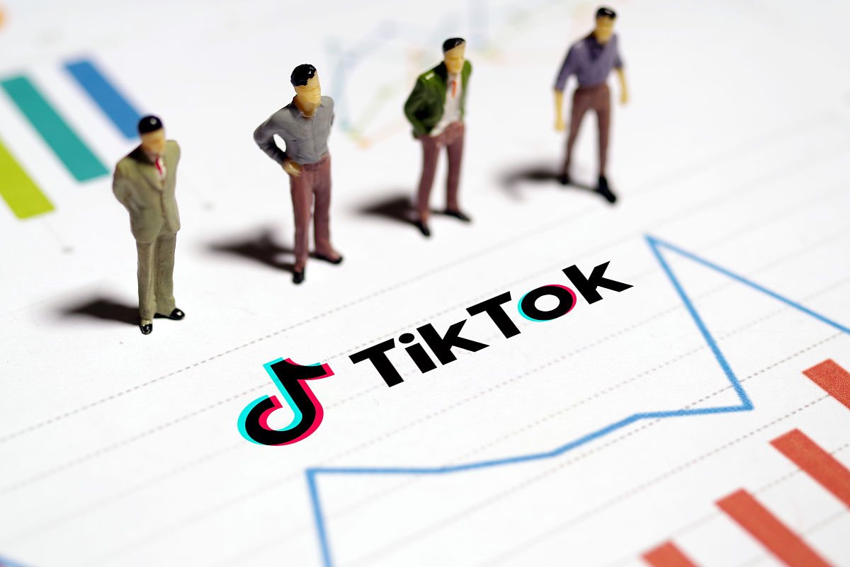 帮我写《短视频的海外拓展战略研究——以TikTok为例》的研究背景不少于1000字