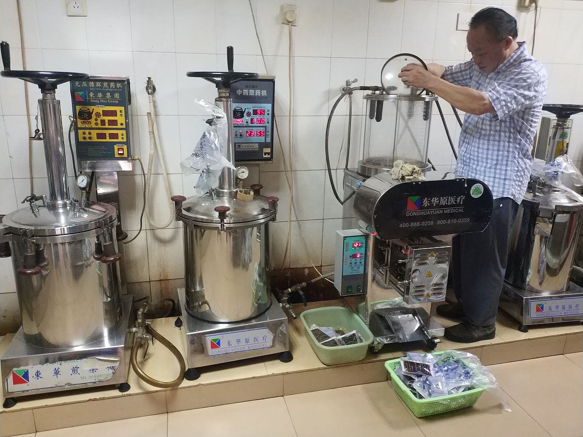 请翻译浸出车间有一个约4吨的溶剂存储灌每次消耗完毕会再次加满。并计入4吨消耗。根据生产车间田先生介绍生产正常豆约4天消耗一罐而目前的豆子约一天就消耗一罐。
