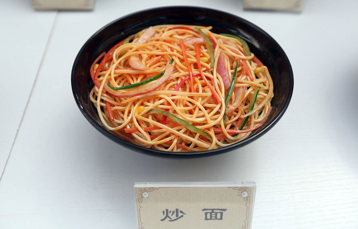 帮我写一个企业餐厅宣传片的开头语能体现出中国文化诗句的感觉