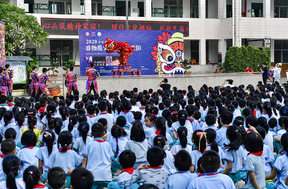 2020年11月24日,广东省东莞市,文化馆将非遗传承人请到小学进行展演,