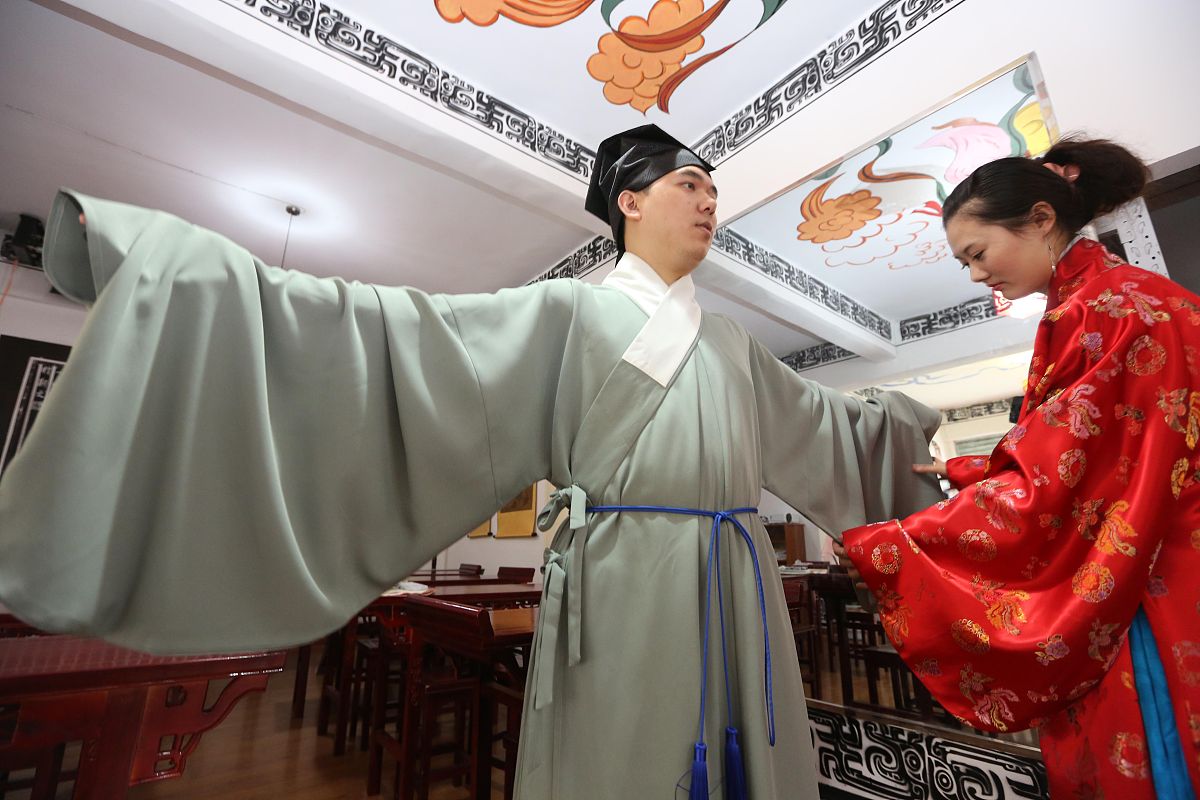 古代白色服饰：权力、纯洁与高贵象征