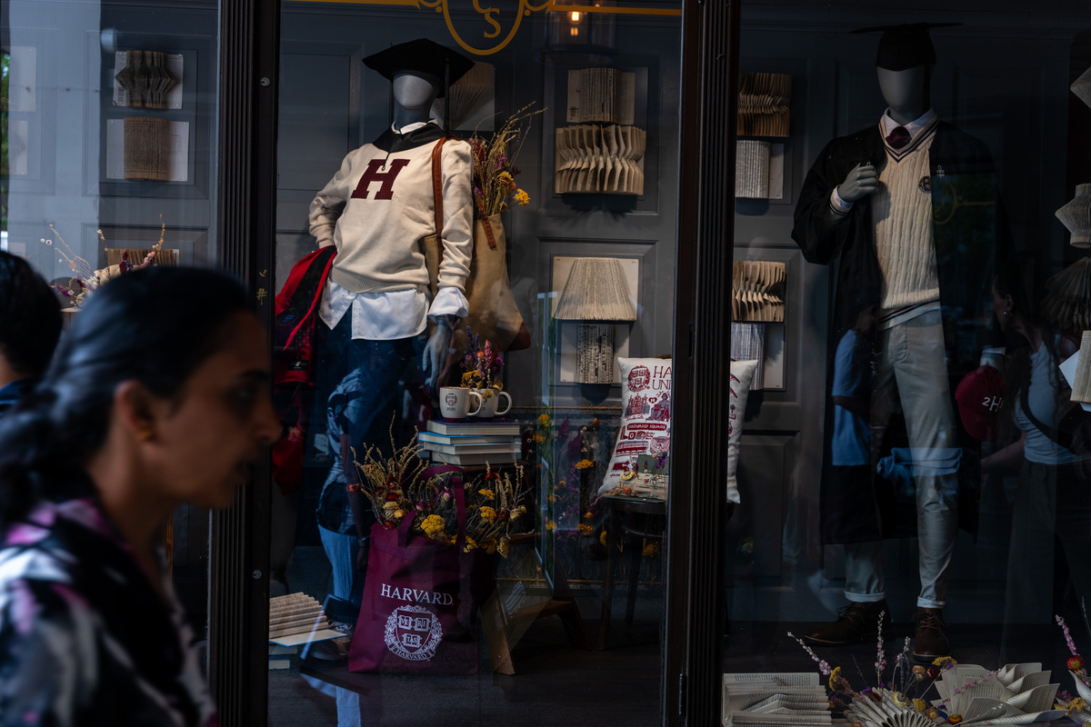 Bebe: 源自莎翁名句的时尚品牌 - 倡导女性个性表达