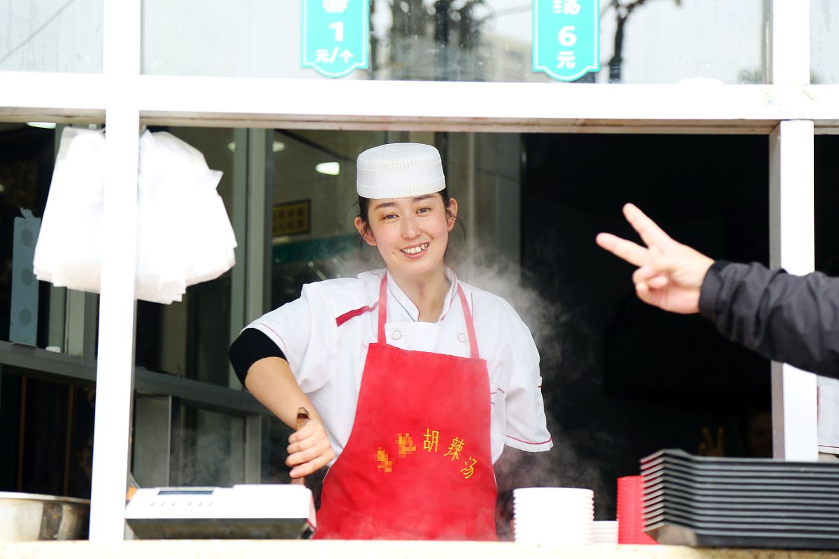 2017年10月18日,郑州.杨伟娜的右手上磨了好多老茧."都说手是女人的第