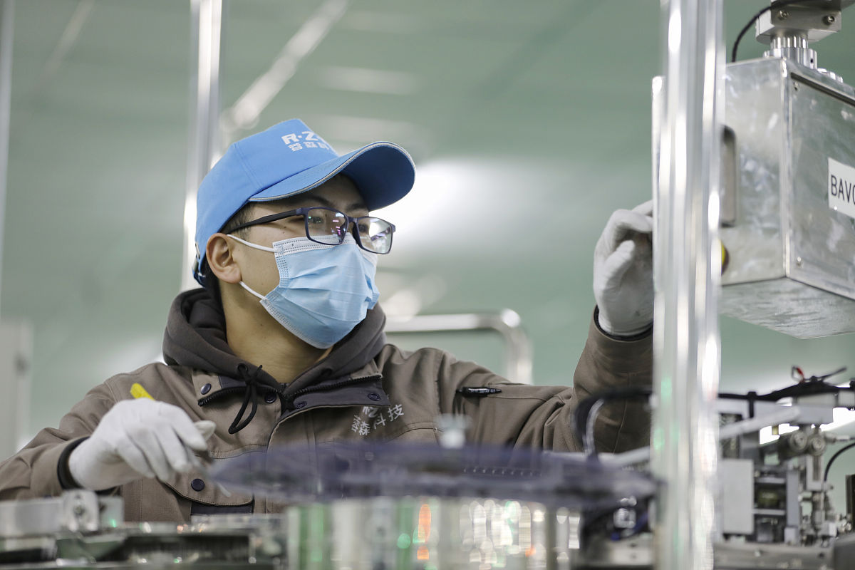 下列关于电容的说法错误的是 n个同款电容并联使用时其谐振频率点阻抗变为单个使用时的1n。电容通常是由ESRESL理想电容组成的非理想器件。低于电容谐振频率时电容星感性;高于电容谐振频率时电容呈容性。在电容谐振频率点电容表现为纯阻性;且一般同等容量下铝电解电容ESR常大于陶瓷电容。