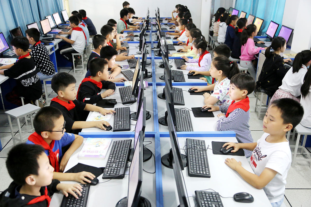 如何用PPT展现以下内容要求用一页讲完突出重点并给出示例：1 宣传教育：通过举办编程教育讲座、创客大赛等活动向乡村居民普及编程的意义和价值让他们意识到少儿编程是一项有益且有趣的技能。2 提供课程资源：为乡村居民提供在线编程教育平台和教育资源让他们能够在家中轻松地学习编程知识。3 扶持培训机构：政府可以出台政策对有条件创办编程培训机构的乡村地区提供支持并给予适当补贴和奖励鼓励地方企业或个人参与进来。