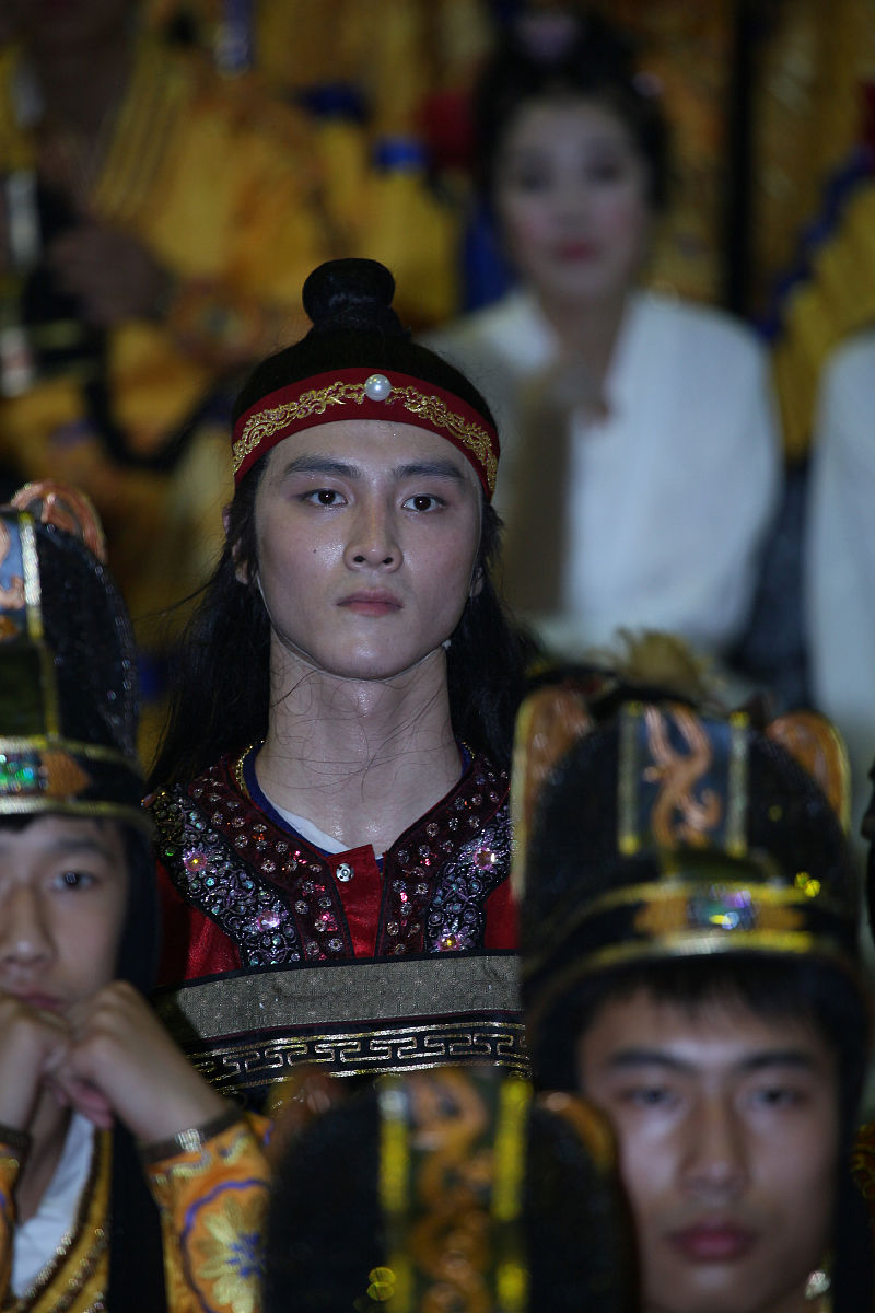 模仿曹雪芹续写一章节《红楼梦》