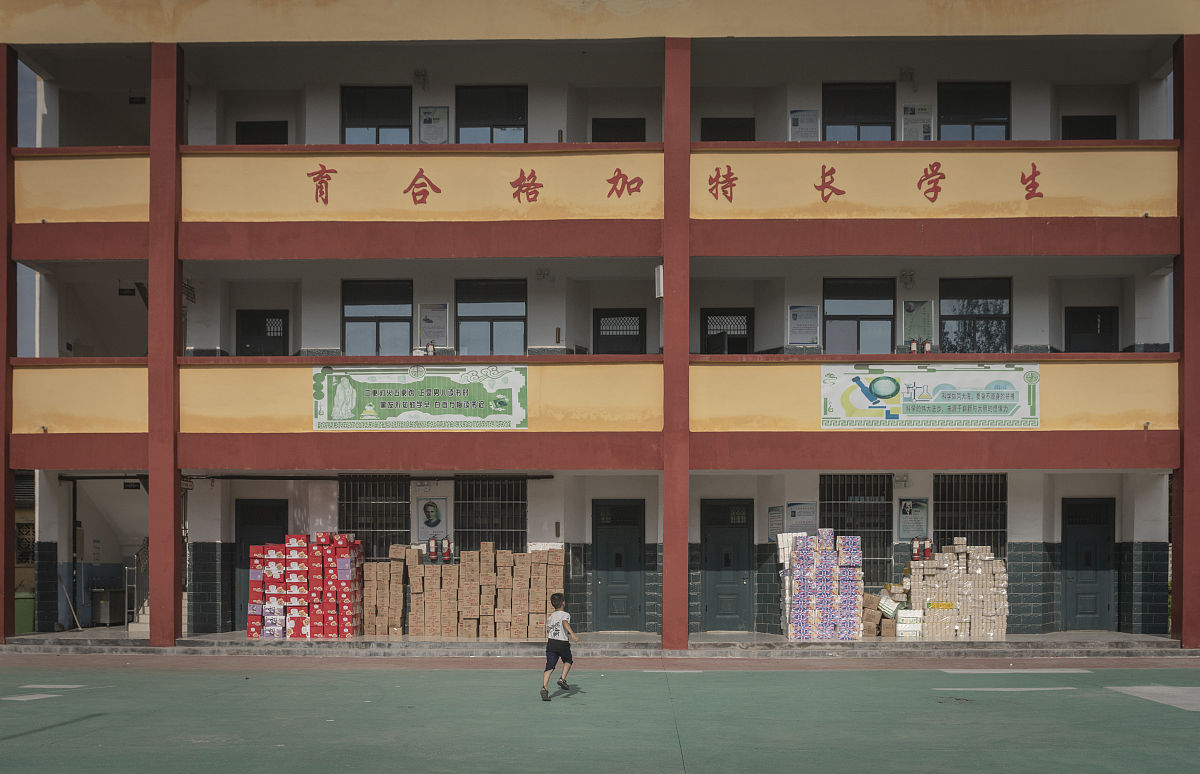 2021年7月27日下午,河南卫辉市柳庄乡第二中学安置点处,许光军在这里