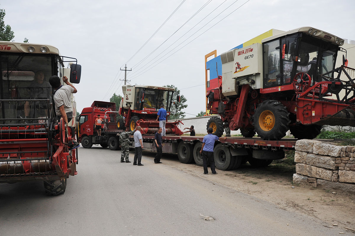 替河南收割机不能下高速问题的负责人写一篇公关稿