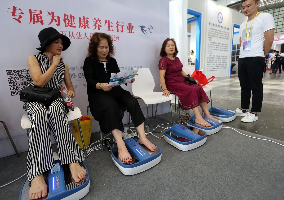 2019年9月10日,南京国际展览中心,众多市民现场体验健康沐浴的各种功