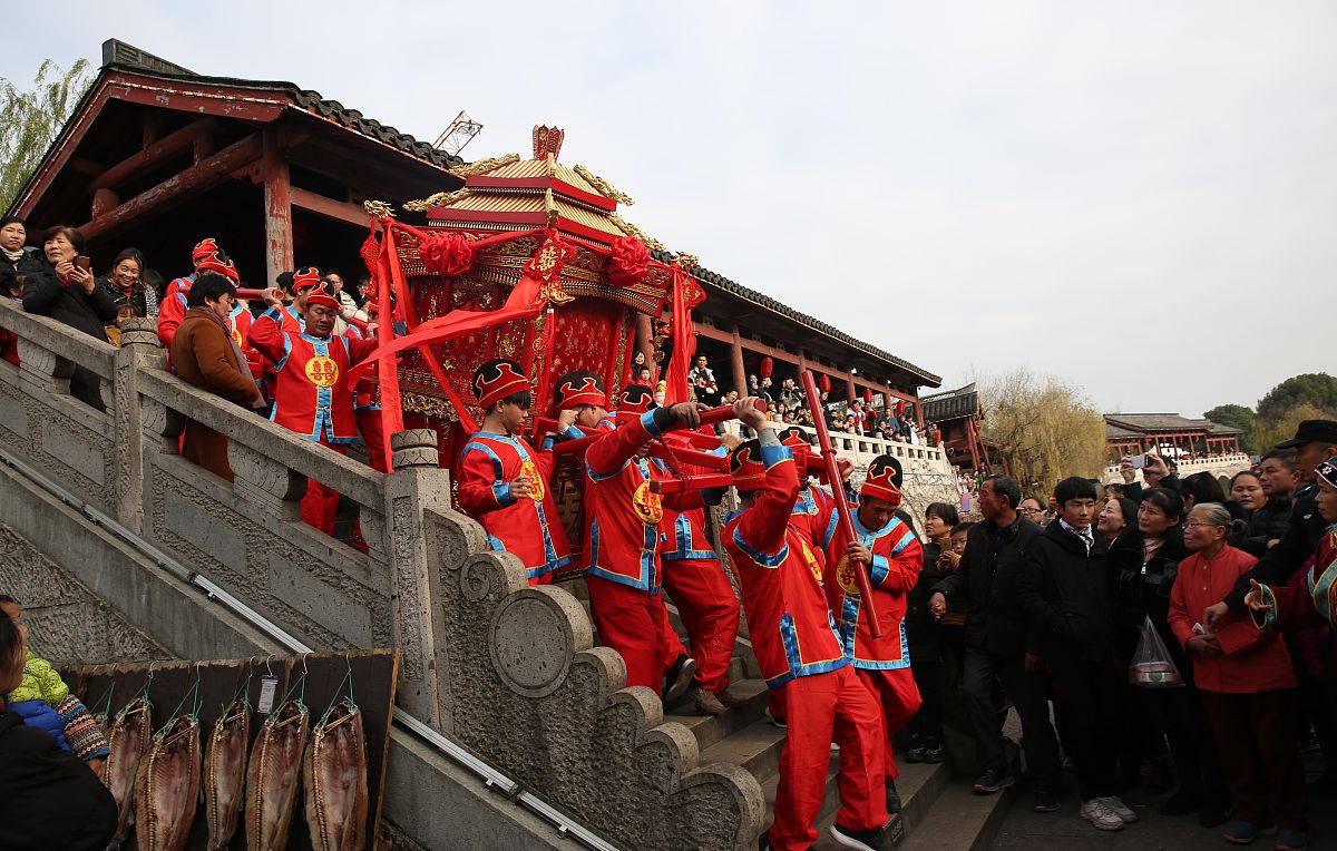 使用python读取excel中的每一列数据并画图并标注第10列线为红色