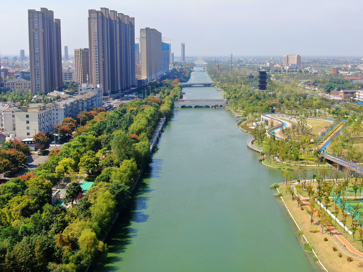 2021年9月24日,航拍江苏省海安市新通扬河生态区生态廊道美丽秋色.
