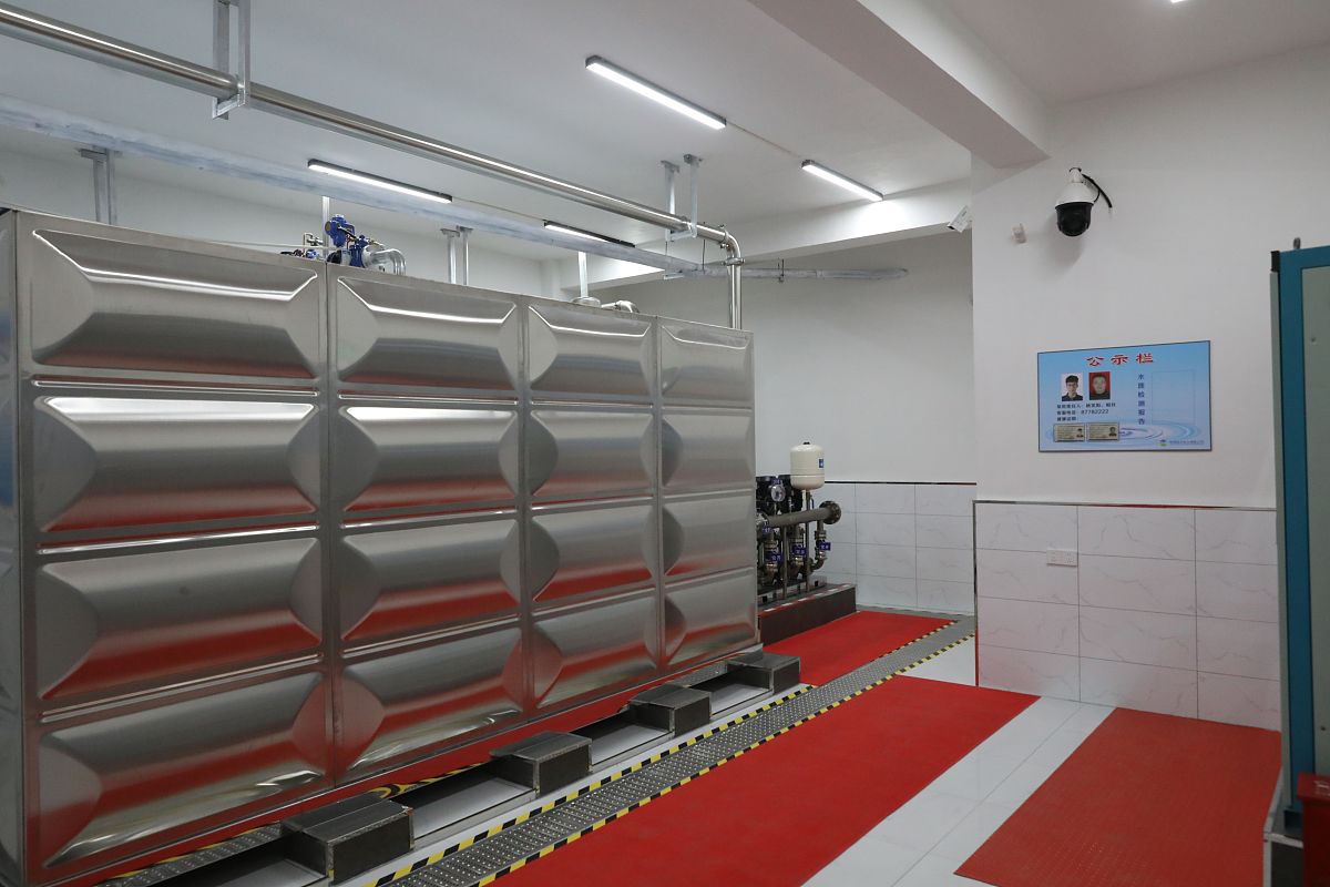 一条街上有五位住户需送水分别用ABCDE来表示这五位住户的位置那么送水站应建在哪里能够使送水站到五为住户的距离最短？