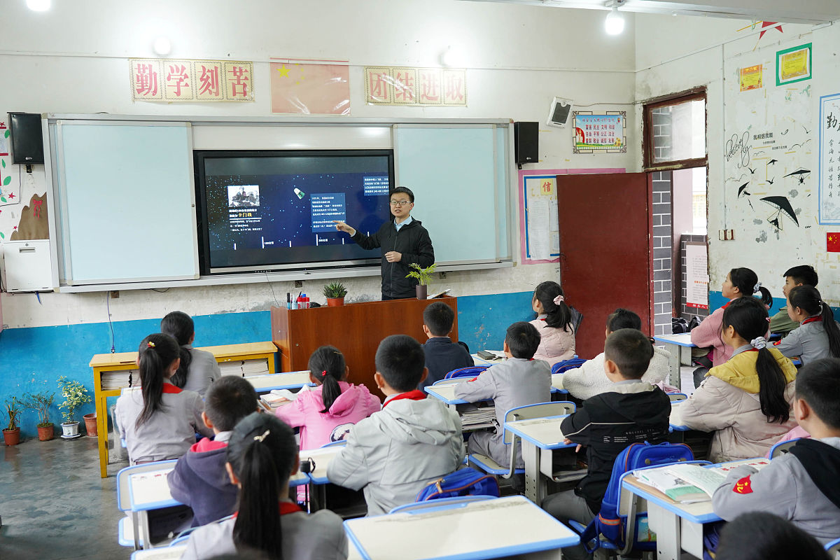 你的马上要毕业的电气工程及其自动化的学生，论述大学期间通过电气工程及其自动化专业《继电保护原理》、《高电压技术》、《电路》、《发电厂电气部分》等专业课程学到的具体知识，将每门课学到的知识进行详细分析总结，不少于3000字，不能直接抄袭他人观点和概念。