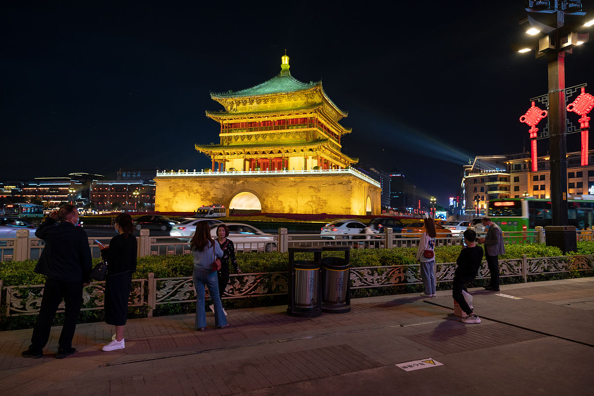 2020年4月28日,陕西省西安市,夜色下的钟楼被灯光衬托得格外美丽,吸引