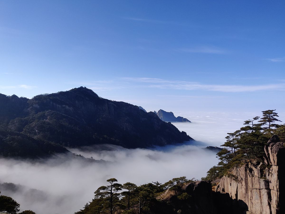 帮我润色这一段话用自己的话说中文：旅游电子商务依托当地旅游资源和丰富的物产资源独特的文化资源打造出具备地方特色主题的商务活动可以在很大程度上帮助当地人们增加收入优化地区产业结构。随着旅游电子商务的发展其也不断迎来了新的机遇和挑战加上互联网+时代的到来初具规模的黄山旅游电子商务也迎来了新的机遇和挑战信息时代suo带来的各种效果都突显出来利用得天独厚的旅游资源和种类繁多的产品资源实现二者的融合发展大大