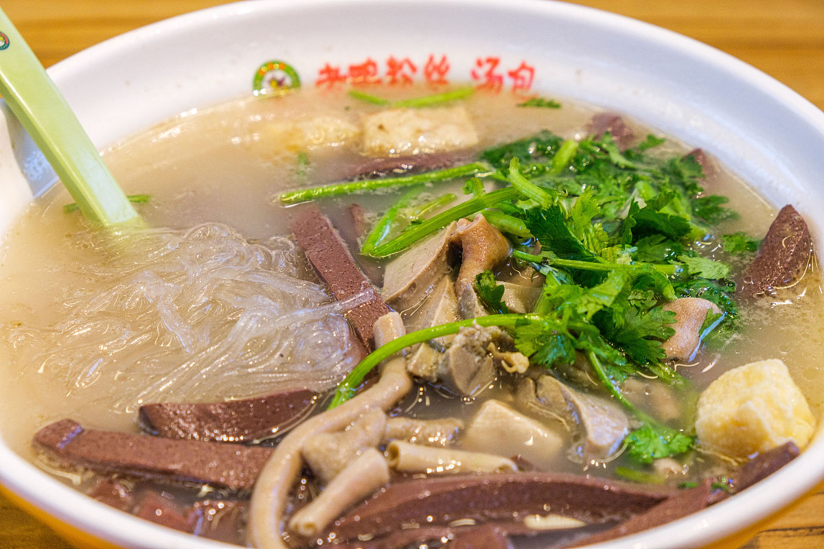 鸭血粉丝汤：醇香滋味，细腻口感，营养美味，不容错过！